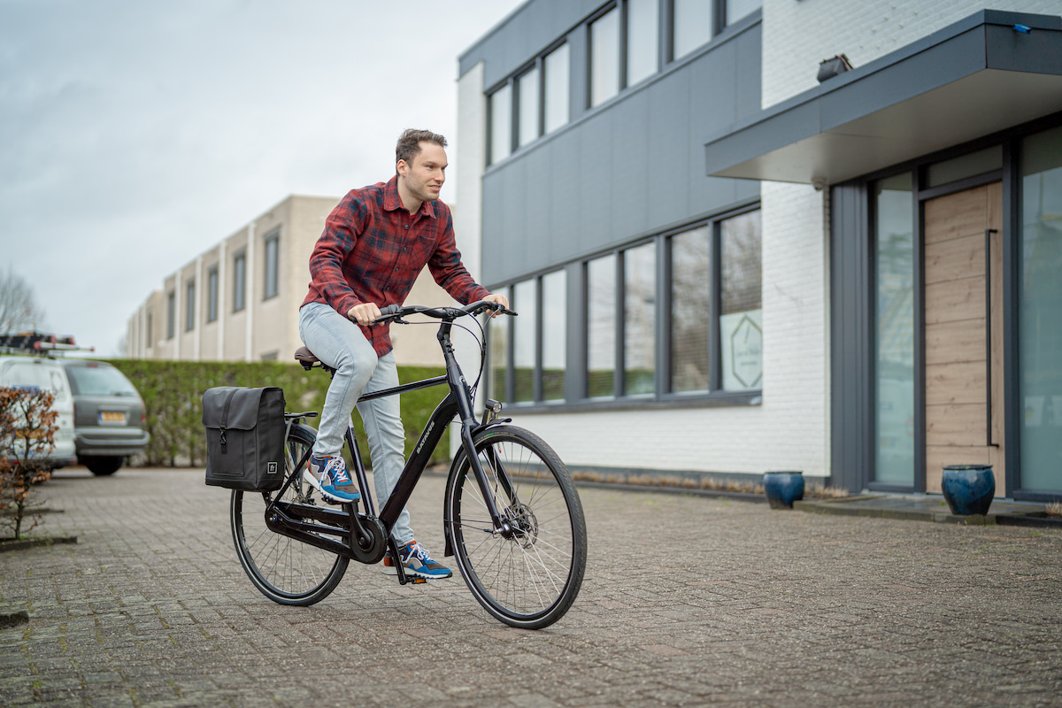 Klant op een gehuurde fiets van De Fietsen van