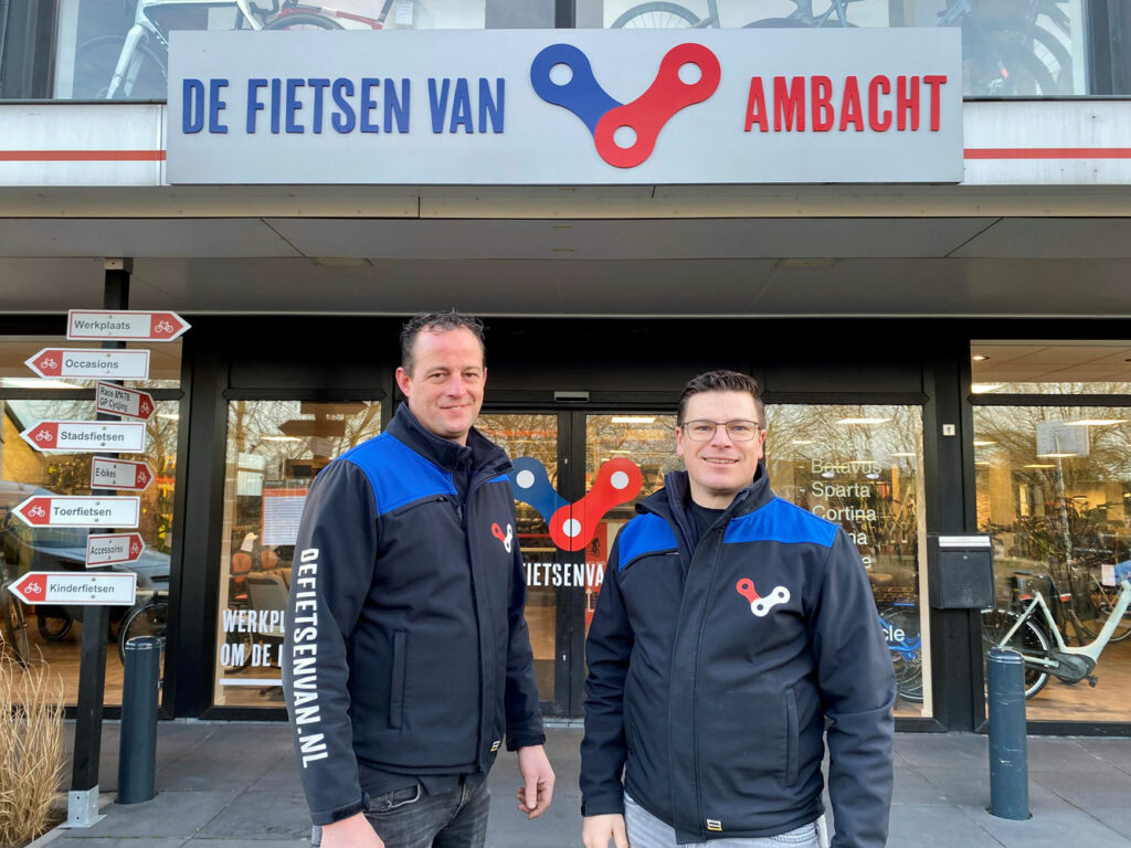 Jan en Marius voor de showroom van De Fietsen van
